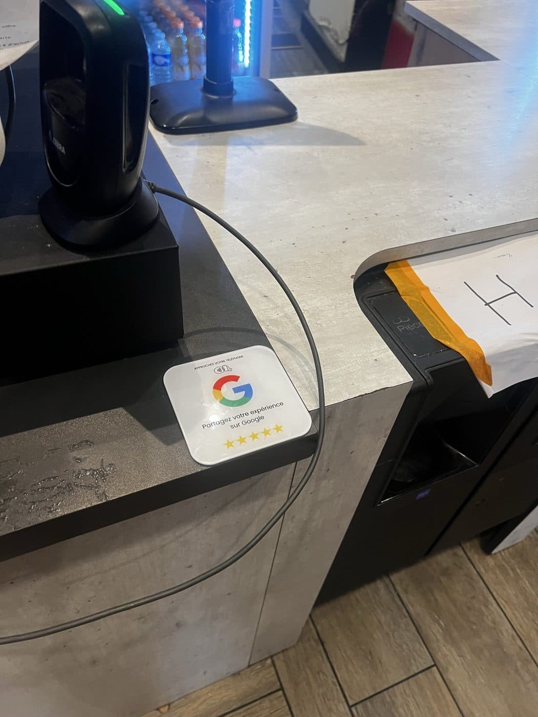 Plaque Avis Google installée près de la caisse d'un restaurant