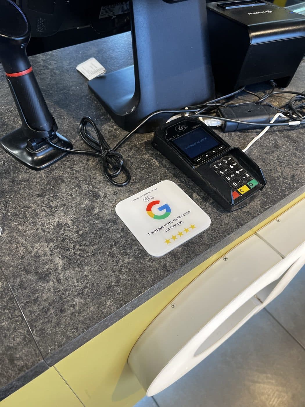 Plaque Avis Google à côté du terminal de paiement d'un commerce